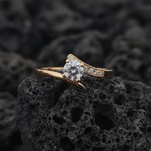 Anillo Solitario Redondo «Bypass Asimétrico con Pavé» Oro 18k