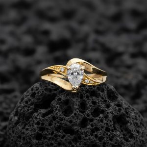Anillo Solitario Pera «Bypass Asimétrico con Pavé» Oro 18k