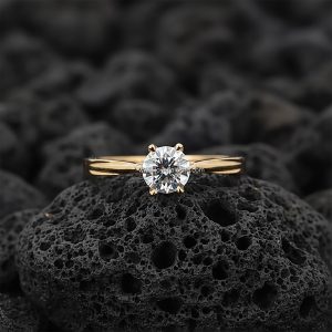 Anillo Solitario Redondo «Clásico Cuatro Garras Banda Lisa» Oro 18k