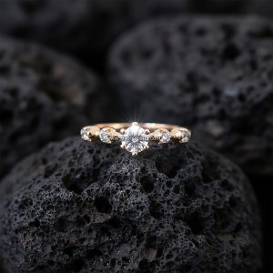 Anillo Solitario Redondo «Acentos Florales en Hombros» Oro 18k