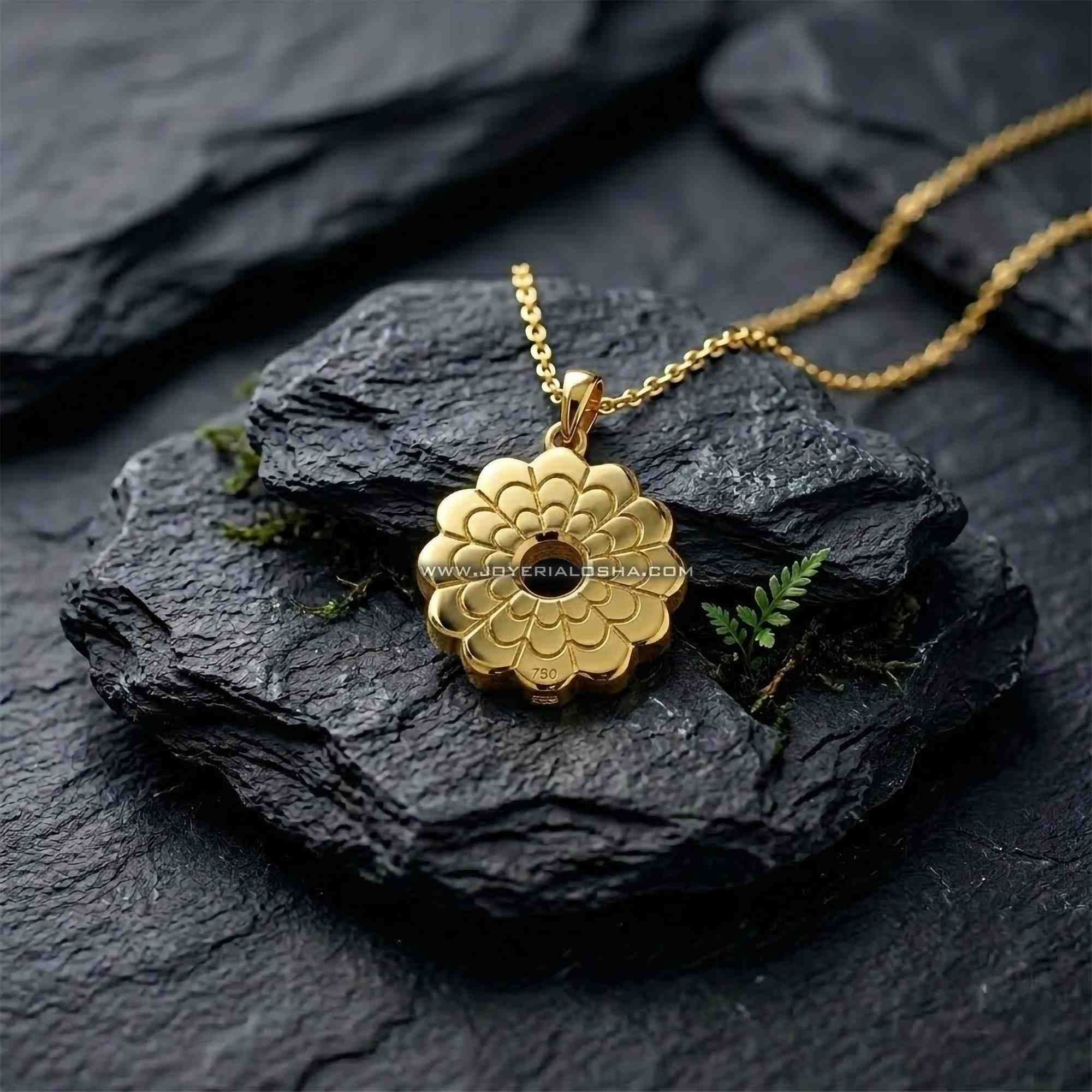 Dije Flor de Loto en Oro 18k - "Plenitud Esencial"