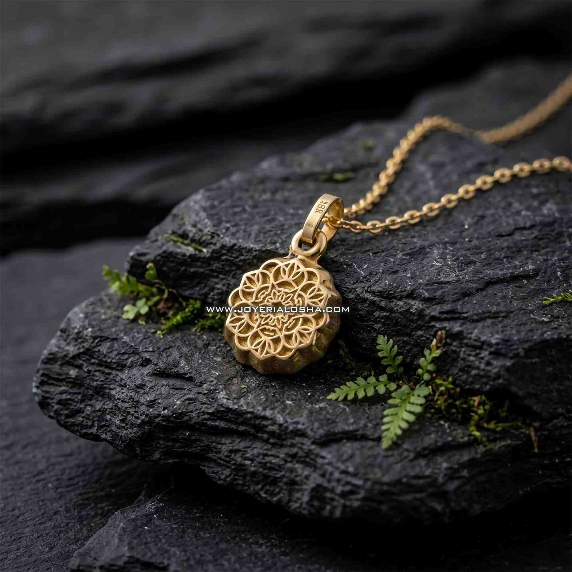 Dije Mandala Floral Intrincado en Oro 18k - "Luz Interior"
