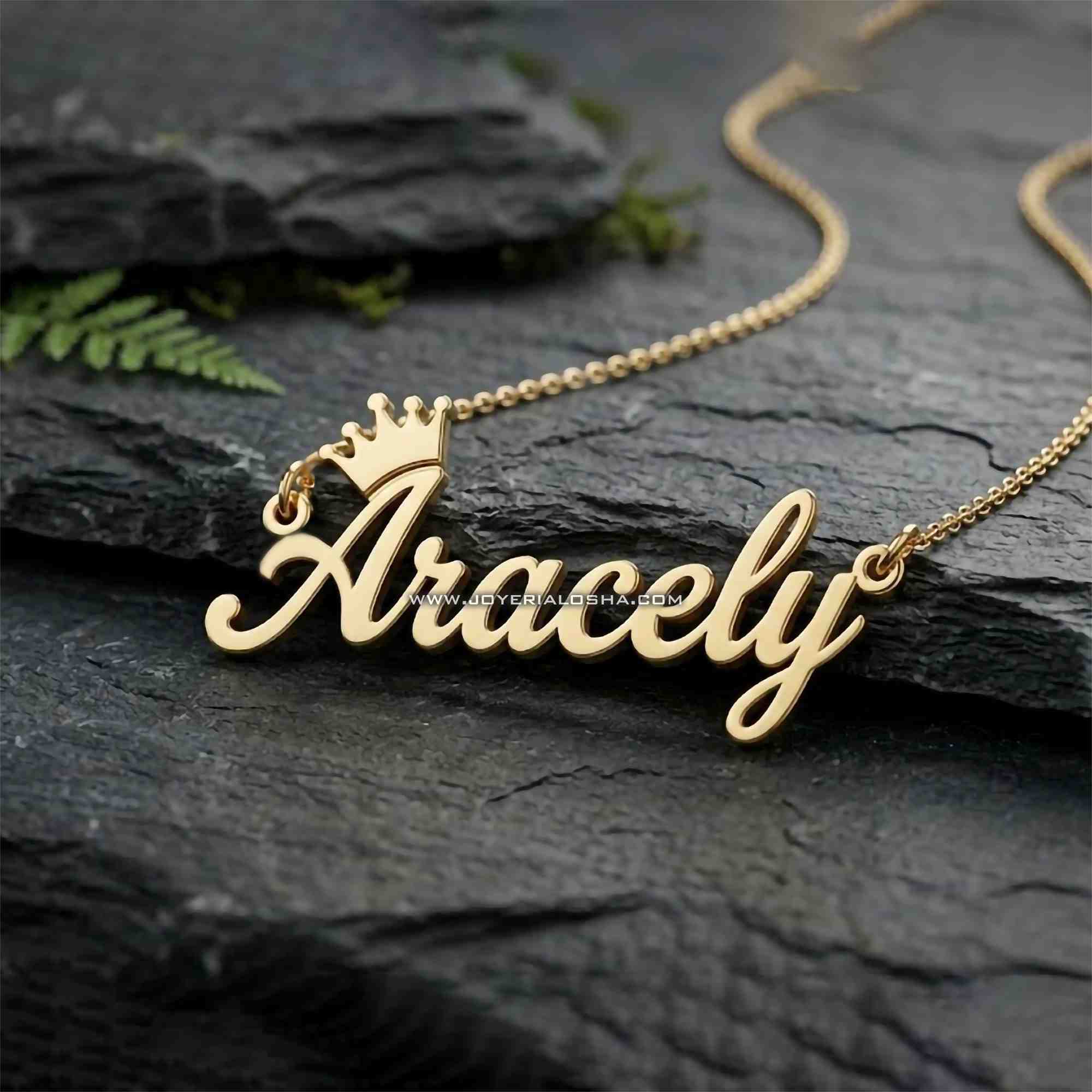 Dije de Oro 18k Nombre "Aracely" con Corona