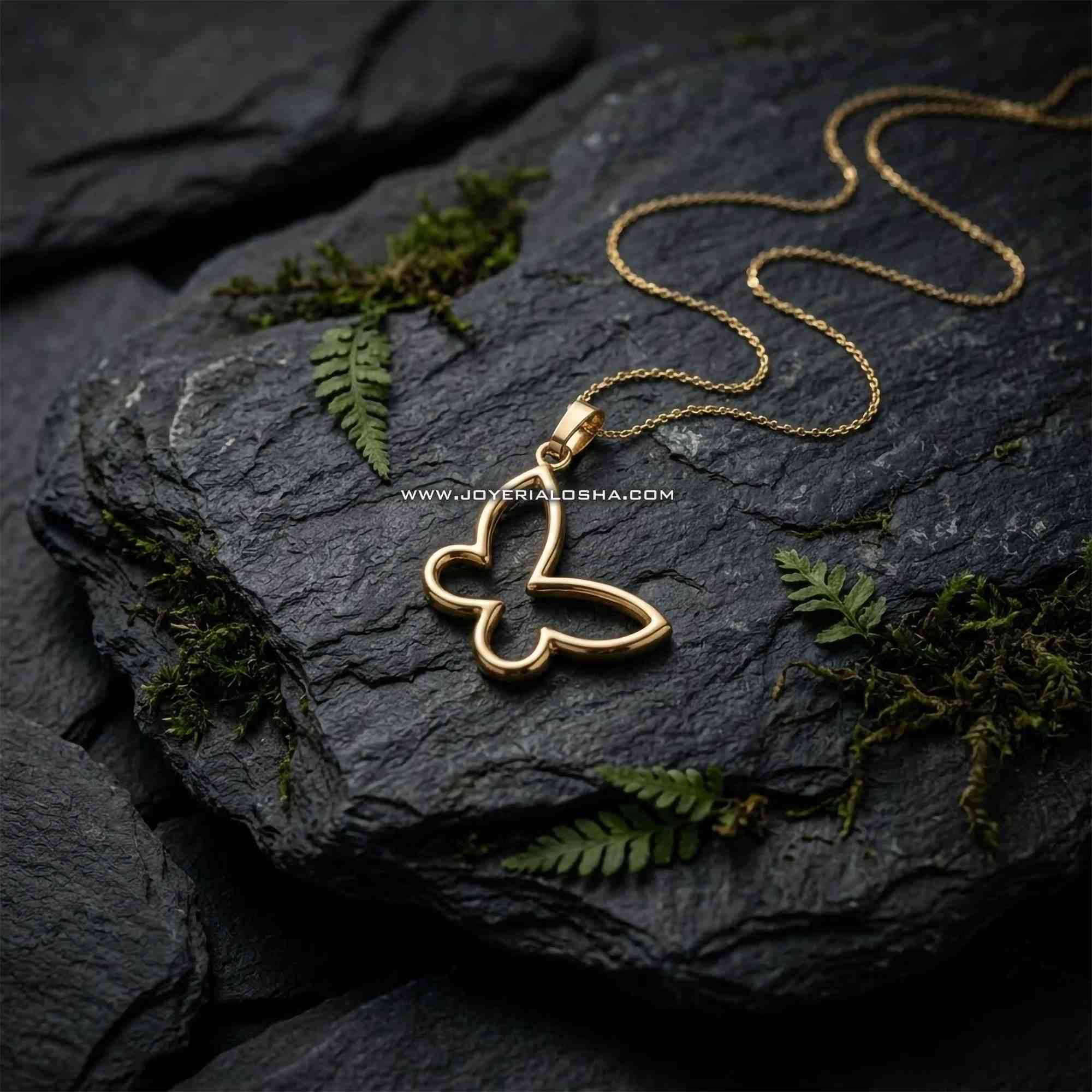Dije Mariposa Silueta Estilizada en Oro 18k